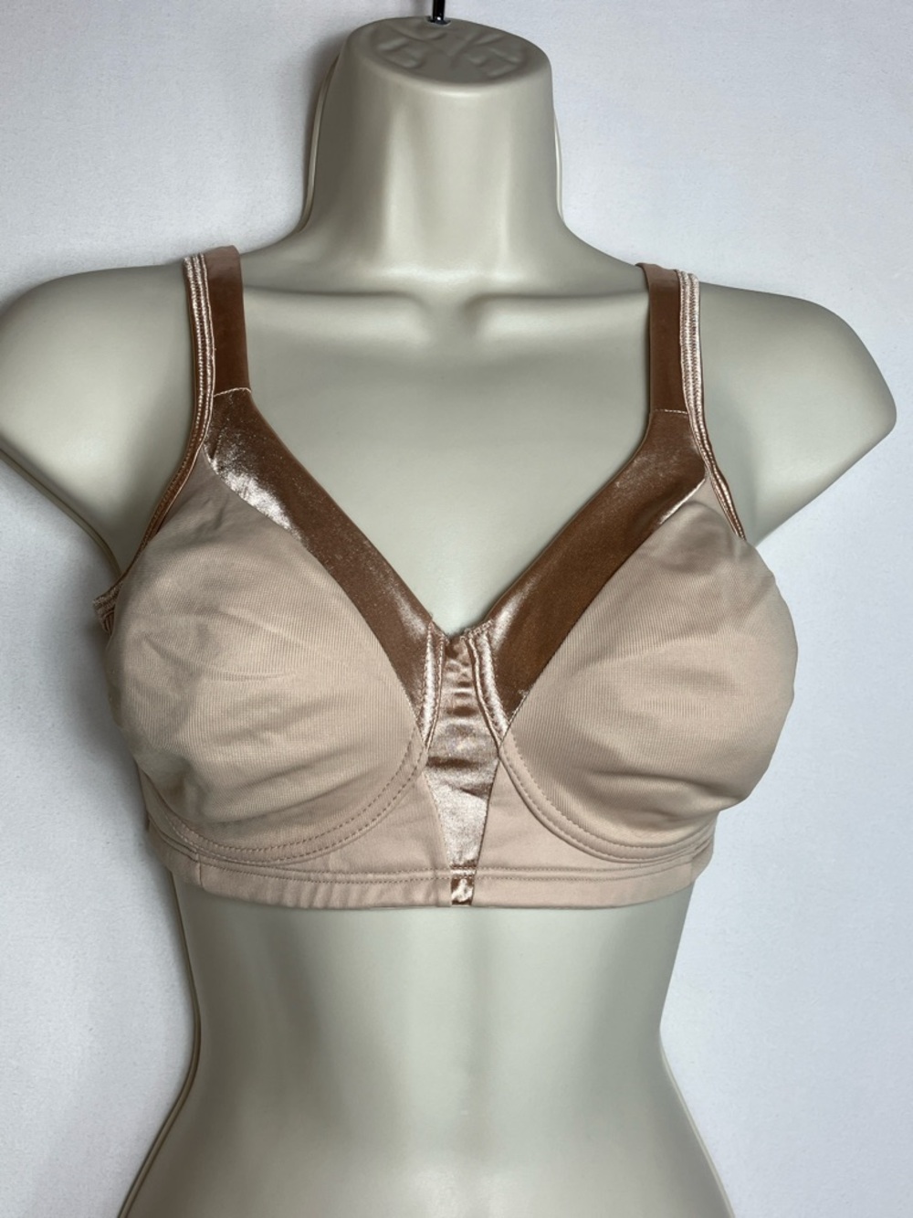 📦NWT Playtex 18 Hour Silky Soft Smoothing Wireless Bra  Tan DISCOUNTED SHIPPING